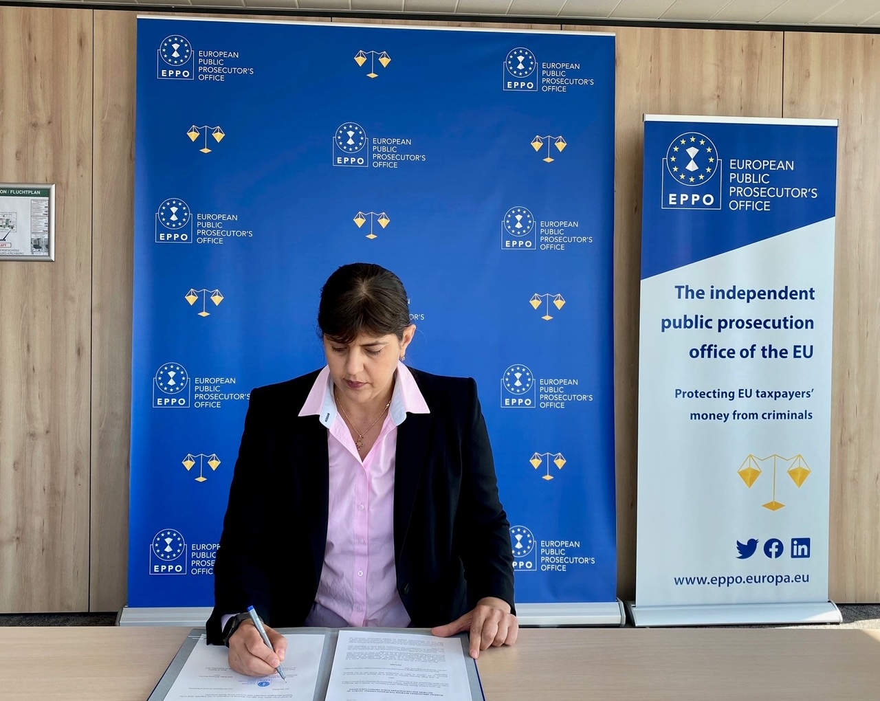 Laura Kövesi, European General Prosecutor, signing working arrangement