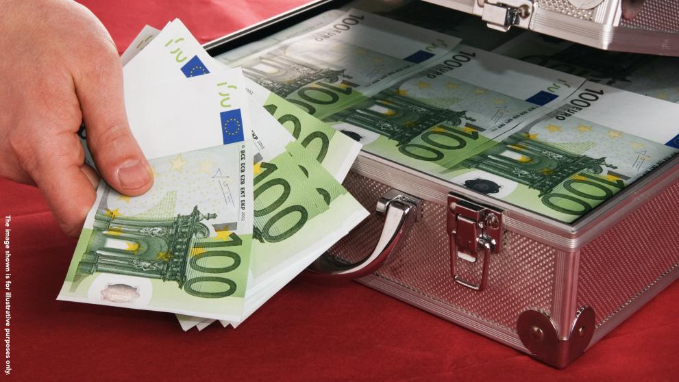 100€ bills in a small suitcase