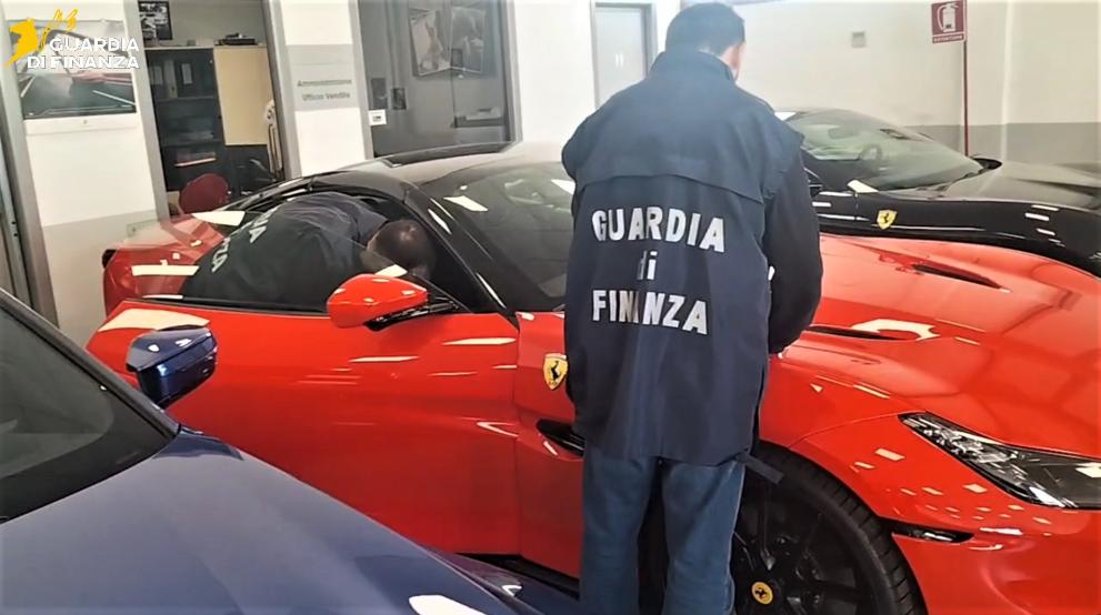 Maxi frode IVA da 42,8 milioni su auto di lusso: sequestri per milioni in Italia