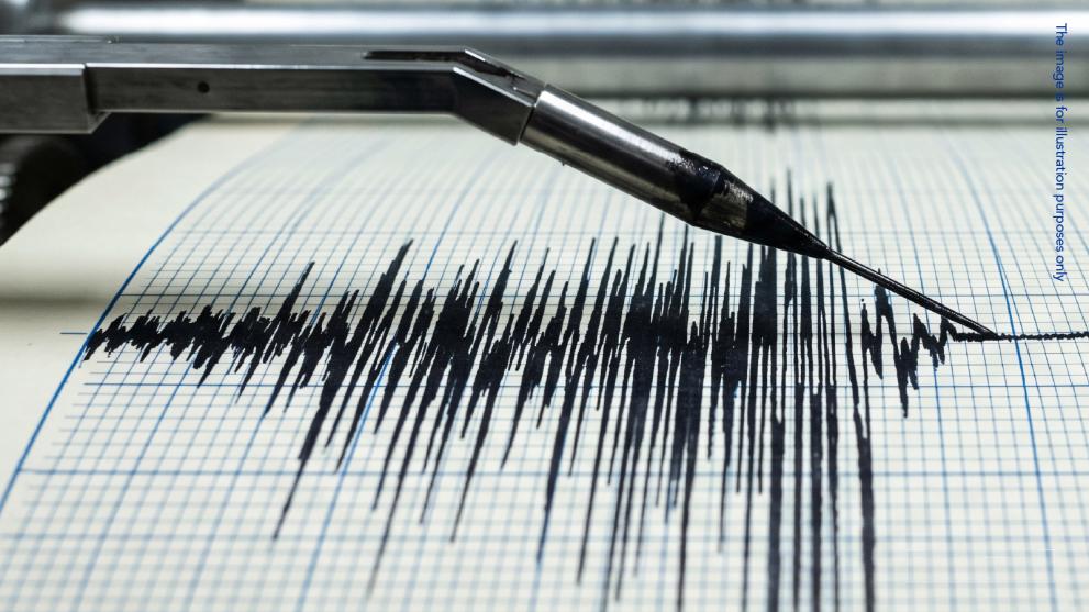 Monitoring of waves, pen writing waves on paper