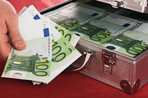 100€ bills in a small suitcase