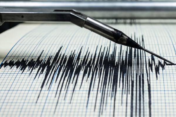 Monitoring of waves, pen writing waves on paper